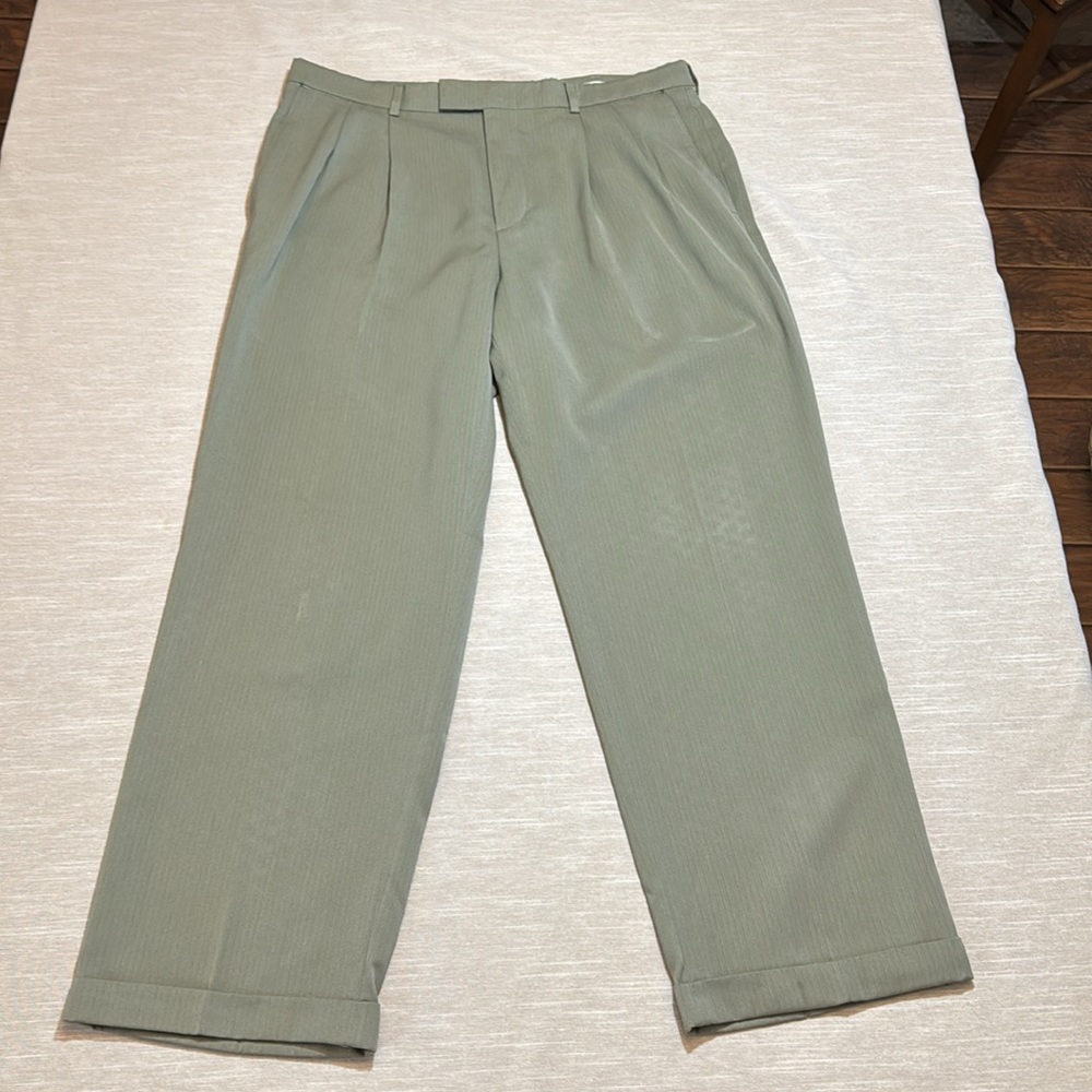 Haggar  Men’s black dress pants. Size 36x31. Features pleated front